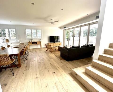 Unwind Guesthouse Teluk Byron Bagian luar foto